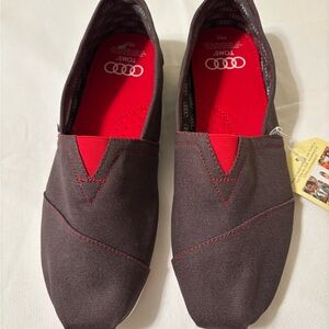 TOMS Men's Casual Slip-On Shoes Grey and Red size 8.5 new with tags